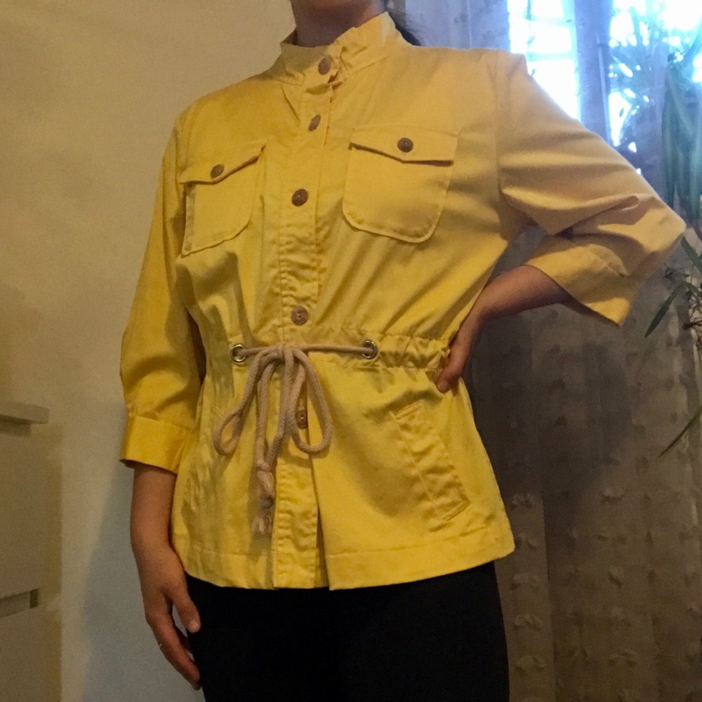 yellow jacket 💛 - Picture 2 of 7
